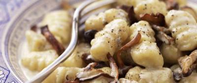 Картофельные ньокки с грибами и хрустящим беконом