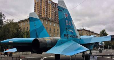 Россияне поспорили из-за истребителя на парковке в Москве
