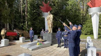 В поселке Ольшаники предали земле останки 28 воинов Красной Армии – фото