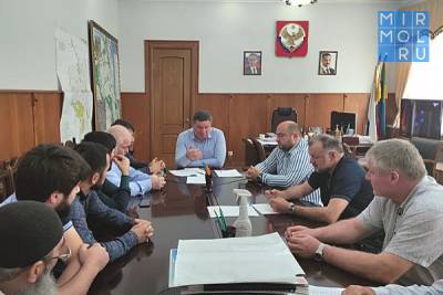 Глава Карабудахкентского района встретился с представителями транспортных компаний