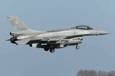 Эксперт посмеялся над устаревшими F-16 польских ВВС, пролетевшими над Крещатиком во время парада