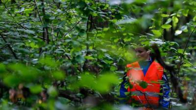 Одежда на кустах: видео с места обнаружения тел двух школьниц в Кемеровской области