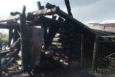 Крупный пожар уничтожил частный дом и надворные постройки в Чувашии
