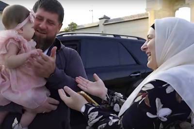 Глава Чечни поздравил жену с Днем рождения