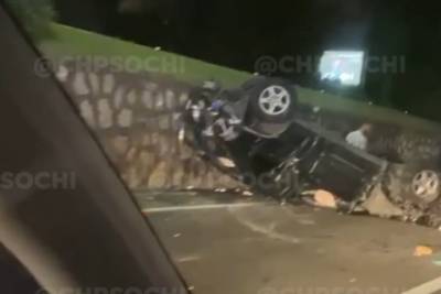 Автомобиль перевернулся на крышу в результате аварии в Сочи
