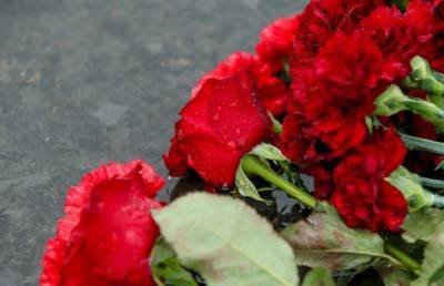 К «Минск-Арене» люди приносят цветы в память о погибших хоккеистах ярославского «Локомотива»