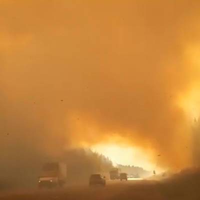 Восемь лесных пожаров на площади свыше 100 тыс гектаров тушат в Якутии