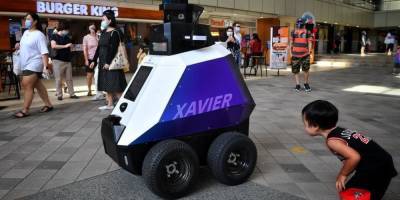 На улицах Сингапура появились роботы, следящие за порядком