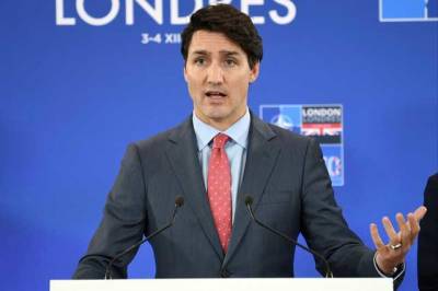 Антивакцинаторы забросали Трюдо камнями на протесте в Канаде