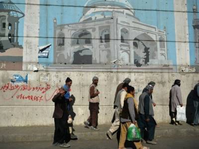 Талибы в Кабуле закрашивают уличные фрески и муралы и заменяют их религиозными лозунгами