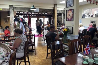 Владелец кафе выгнал туристов из-за одной просьбы и был обвинен в расизме
