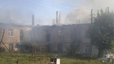 Масштабный пожар разгорелся под Харьковом, в огне 570 кв. м: началась эвакуация