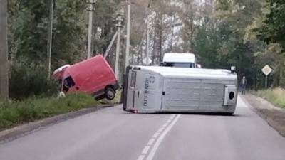 В Вологде фургон на прицепе перевернул своего «тягача»