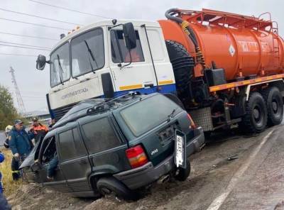 В Югре в аварии с джипом и грузовиком «Сургутнефтегаза» погибли два человека