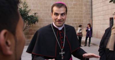 Самый молодой епископ Испании отрекся от сана ради романа с писательницей сатанинских романов
