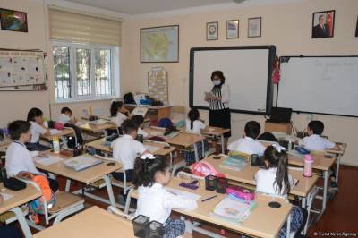 В средних школах Азербайджана назначены контролеры в связи с COVID-19