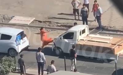 В Ташкенте водители снова устроили разборки на дороге. Автоледи пнула автомобиль обидчика, тот в ответ сбил женщину. Видео