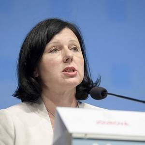 Еврокомиссия просит ввести финансовые санкции против Польши
