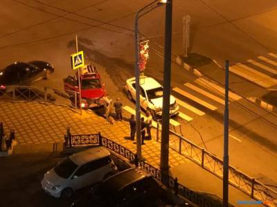 Два автомобиля не смогли разминуться на перекрестке в Южно-Сахалинске