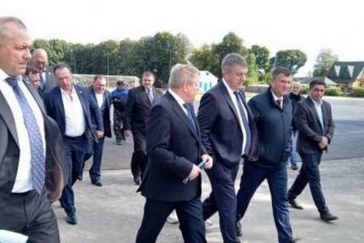 Брянский губернатор посетил стадион и парк в Дубровке