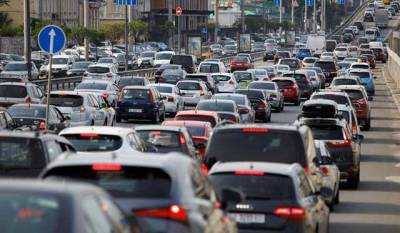"Фигурное вождение по тротуару": киевские водители нашли способ объехать пробку