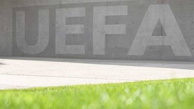 УЕФА разрешил футбольным фанатам посещать матчи