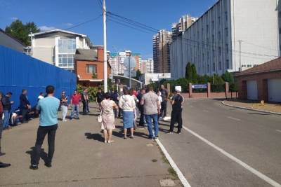 В Краснодарском крае около 100 собственников автомобилей с армянскими номерами вновь собрались у здания таможни и ГИБДД