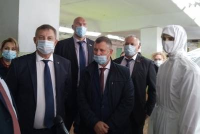 Брянский губернатор посетил производство антикоронавирусных костюмов