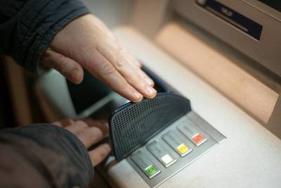 Названы необходимые действия, если банкомат «зажал» карту или деньги