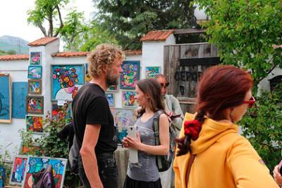 Художники превратили улицу крымского поселка в галерею искусств