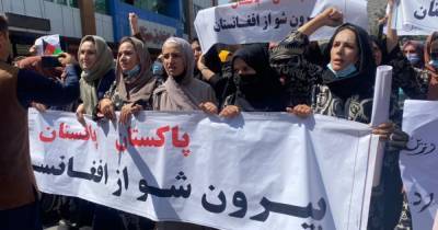 Палками, стрельбой и задержаниями: Талибан жестоко разгоняет протесты женщин (видео)