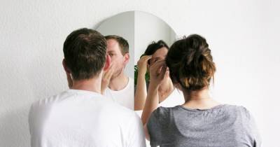 Ученые узнали, почему людям не нравится свое отражение в зеркале
