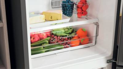 Товарное соседство: как правильно хранить разные продукты в холодильнике
