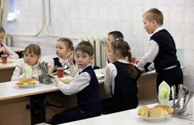 Роспотребнадзор запретил кормить школьников колбасой, блинами и макаронами по-флотски