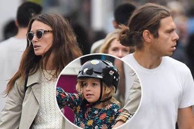 Редкий семейный выход: Кира Найтли с мужем и детьми на прогулке в Лондоне
