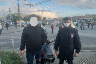 В Рязани задержали мужчину без прав на незарегистрированном скутере
