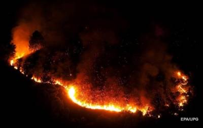 В Испании вспыхнули два крупных лесных пожара