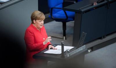 Меркель в своей прощальной речи перед Бундестагом призвала поддержать ее однопартийца