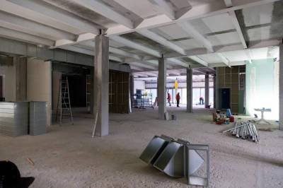 Толстой проверил ход ремонта в здании нового МФЦ в Марьино
