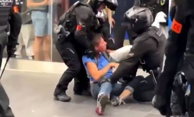 Во Франции полицейский избил дубинкой женщину, которая вошла в метро без маски (ВИДЕО)