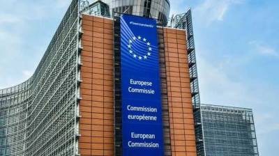 Еврокомиссия просит ввести финансовые санкции против Польши из-за назначения судов в стране