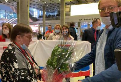 Ставшую чемпионкой мира по шашкам жительницу Ленобласти торжественно встретили в Пулково