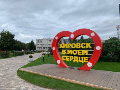 Центральная площадь Кировска заиграла новыми красками — фото