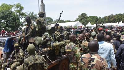 Альф Конде - Мамади Думбуя - Гвинейская хунта назначила военных на губернаторские посты - golos-ameriki.ru - Гвинея
