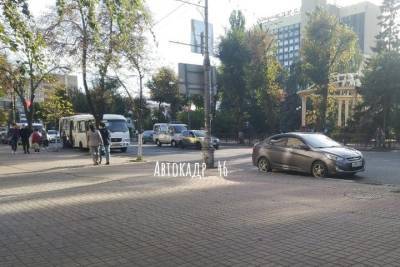 В центре Курска на Ленина столкнулись учебный автомобиль и микроавтобус Дорожной инспекции