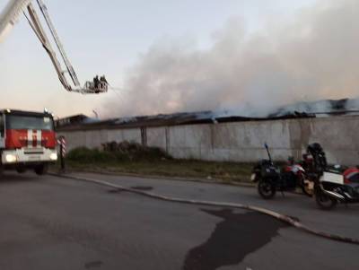 В Ростове загорелся склад с сеном на площади 350 квадратных метров