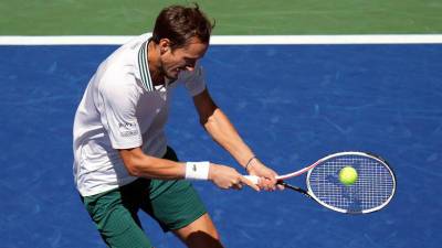 Медведев впервые проиграл сет на US Open-2021