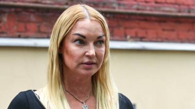 Экс-солистка «Стрелок» пожаловалась на прессинг из-за скандала с Волочковой