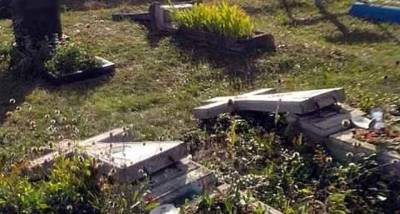 На Полтавщине дети разгромили кладбище: фото разрушенных памятников