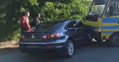 Мэр Вознесенска на Volkswagen попал в ДТП, врезавшись в автобус с детьми (видео)